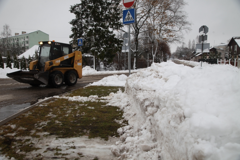 Gulbenē sniega vaļņi aug, kaut liekas, ka nupat jau sāksies atkusnis. Vēl vakar labiekārtošanas iestāde izveda sniegu, taču tuvākajās dienās, iespējams, to darīt vairs nevajadzēs. 
Autors: Gatis Bogdanovs