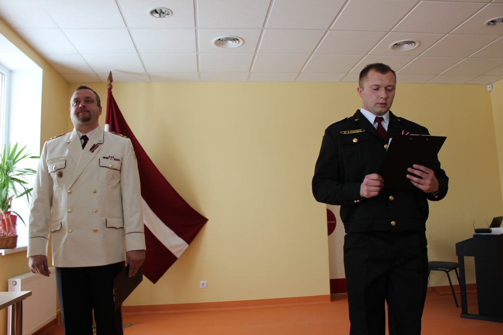 Svinīgo zvērestu nodod Gulbenes daļas ugunsdzēsējs glābējs Dāvis Logins. Zvērestu pieņem Vidzemes reģiona brigādes komandiera vietnieks pulkvežleitnants Gints Ilva.	
Autors: no dienesta arhīva