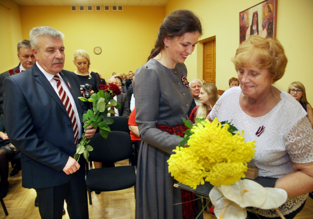 Latvijas valsts 98. dzimšanas diena bija svētki arī cienījamajai dakterei Ērikai Balodei, kura savu darba mūžu atdevusi, rūpējoties par iedzīvotāju veselību. Valsts svētkos viņa saņēma Gulbenes novada augstāko apbalvojumu - Goda diplomu par ieguldījumu veselības nozarē novadā un Latvijā. “Jau 49.gadu strādāju vienā un tajā pašā vietā – Gulbenes slimnīcā. Pacienti bieži saka, ka pie manis ārstējušies jau tad, kad vēl mācījušies skolā. Cilvēku, kuriem esmu palīdzējusi, ir bijis ārkārtīgi daudz, bet visus atcerēties nevaru. Runājot par Latvijas valsts svētkiem, jāteic, ka cilvēki, kuri ir piedzīvojuši arī citādākus laikus, šos svētkus tagad ļoti izjūt. Paldies par manu godināšanu un cildināšanu, bet, strādājot slimnīcā, strādāju komandā kopā ar kolēģiem, kuriem arī ir daudz darba gadu. Ja mēs visi kopā spējam palīdzēt cilvēkiem, tad tas ir kopīgs visu nopelns,” saka ārste Ērika Balode. 	
Autors: Gatis Bogdanovs