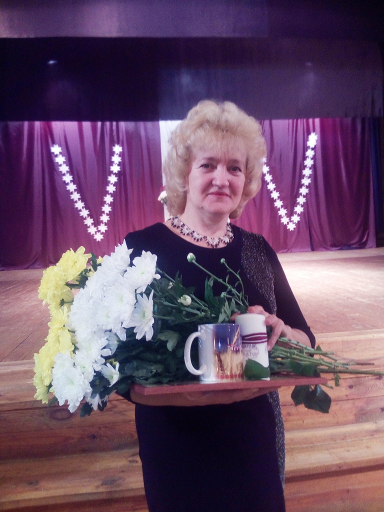 Daukstu pagasta pārvalde teica paldies rokdarbnieču skolotājai Aijai Auzānei. 	
Autors: Diāna Odumiņa