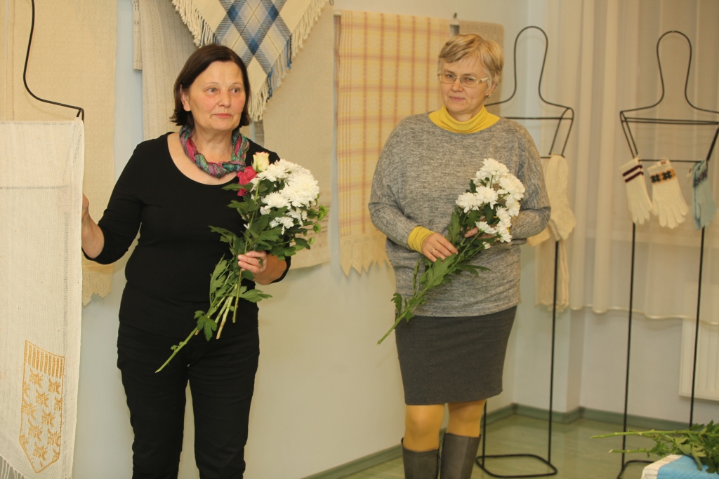 Līdz 10.janvārim Gulbenes novada bibliotēkā apmeklētājus priecēs Tautas lietišķās mākslas studijas “Sagša” meistaru darbu izstāde “Baltais, pelēkais un citi smalkumi”.
Autors: Gatis Bogdanovs