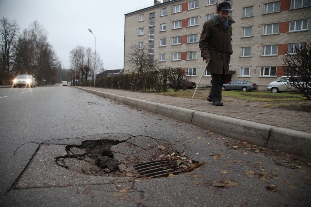 Skolas ielas asfaltā iegrimusī lietusūdens gūlija var radīt bīstamas situācijas autobraucējiem, tāpēc tā tiks norobežota. 	
Autors: Gatis Bogdanovs