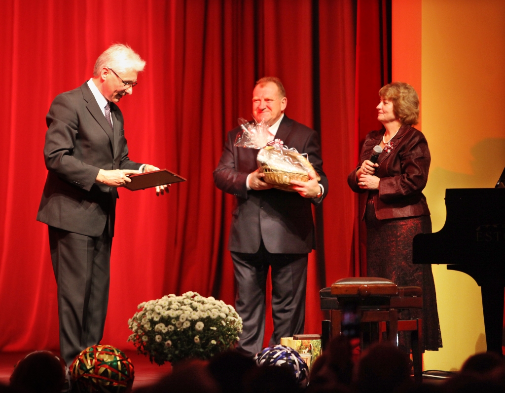 Gulbenes novada domes priekšsēdētājs Andris Apinītis un novada domes izpilddirektore Guna Švika svētku koncerta sākuma pateicās sadraudzības partneriem Rietavas pašvaldībai Lietuvā par desmit gadus ilgo sadarbību. Atbildes runu labā latviešu valodā nolasīja arī Rietavas pašvaldības vadītājs Antanass Čerņeckis. 
Autors: Gatis Bogdanovs