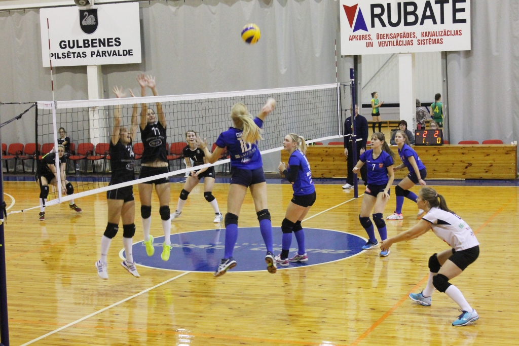 Cīņa risinājās punkts punktā, diemžēl seta galotni pārliecinošāk nospēlēja Līvānu komanda, izcīnot uzvaru ar rezultātu 15:13. 
Autors: Dace Anča
