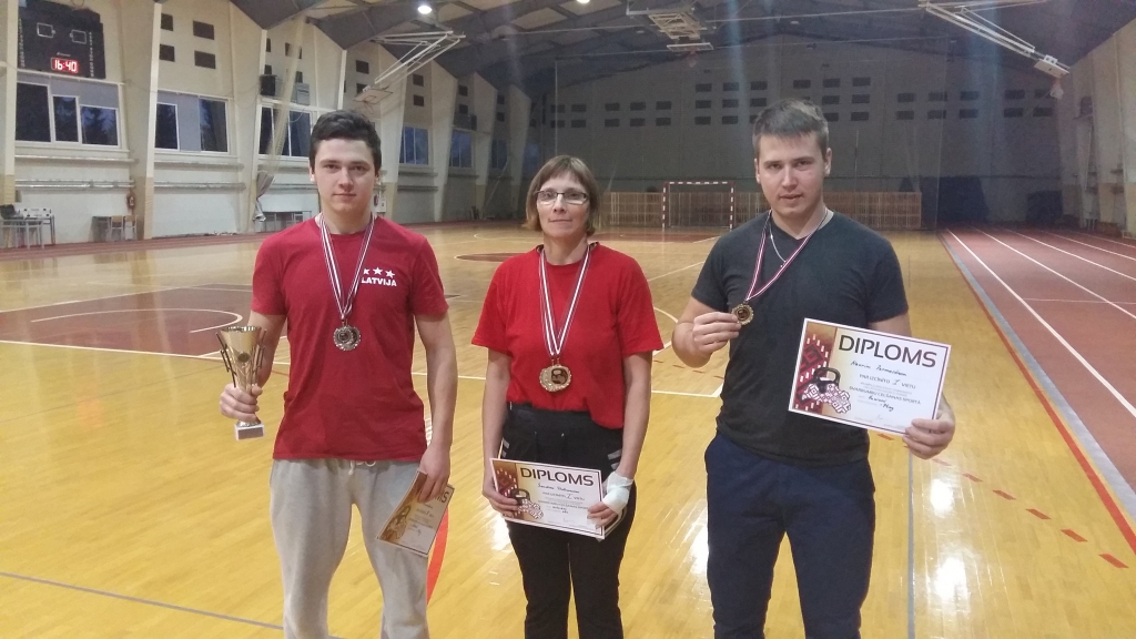 Jaungulbenieši Dāvis Jermacāns (no kreisās), Sandra Dubrovska un Nauris Jermacāns ir apmierināti ar dalību sacensībās Jēkabpilī. 	
Autors: Kristīne Andrejeva