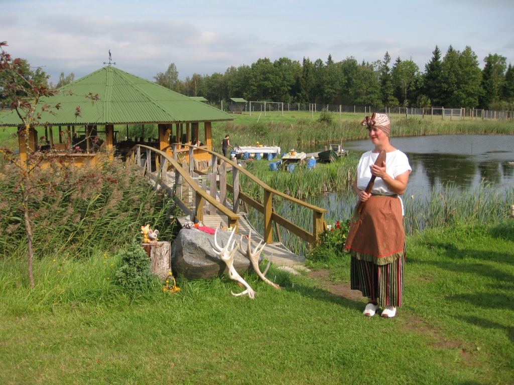 Sagaidot tūristus, Sarmīte Brūvere ir iejutusies, kā viņa pati saka, nešķīstas saimnieces lomā. “Lai cilvēkam būtu interesanti klausīties, jo tad, kad viņš pasmejas, viņam atmiņā paliek,” viņa saka. 
Autors: Pārsla Konrāde