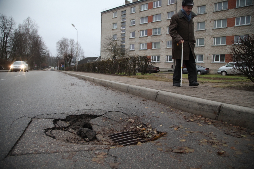 Skolas ielas asfaltā iegrimusī lietusūdens gūlija var radīt bīstamas situācijas autobraucējiem, tāpēc tā tiks norobežota. 	
Autors: Gatis Bogdanovs