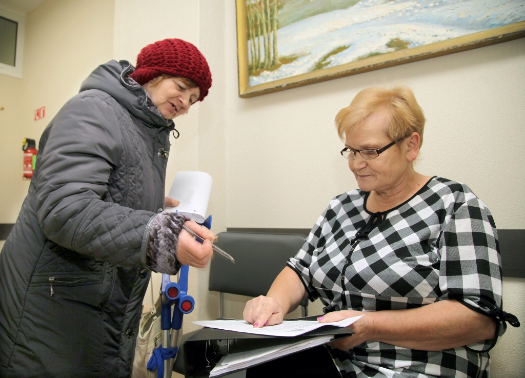 Atsevišķi cilvēki un sabiedriskās organizācijas arī Gulbenes novadā iesaistās parakstu vākšanā par Alūksnes slimnīcas saglabāšanu pašreizējā statusā. Parakstu vākšanā piedalās arī Gulbenes invalīdu biedrības aktīviste Biruta Kozlovska (no labās). Vakar par Alūksnes slimnīcu parakstījās arī Regīnas kundze. 	
Autors: Gatis Bogdanovs