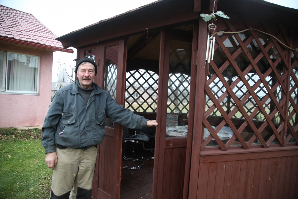 “Lai vasarā visiem būtu kur pasēdēt, uzbūvēju koka lapenīti. Tai ierīkoju salokāmas durvis, lai varētu tās atvērt plašāk un šaurāk. Lapenītē ir arī paša taisīts galds ar grozāmu virsmu,” stāsta galdnieks Māris Kļaviņš. 	
Autors: Gatis Bogdanovs