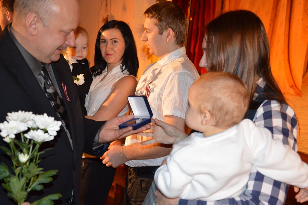 Litenes pagasta pārvaldes vadītājs Vilnis Lapiņš, uzņemot jaunos Latvijas pilsoņus, kas dzimuši laikā no 2015.gada 18.novembra līdz 2016.gada 18.novembrim, liteniešu saimē, viņiem pasniedza īpašu medaļu.
Autors: no Litenes pagasta arhīva