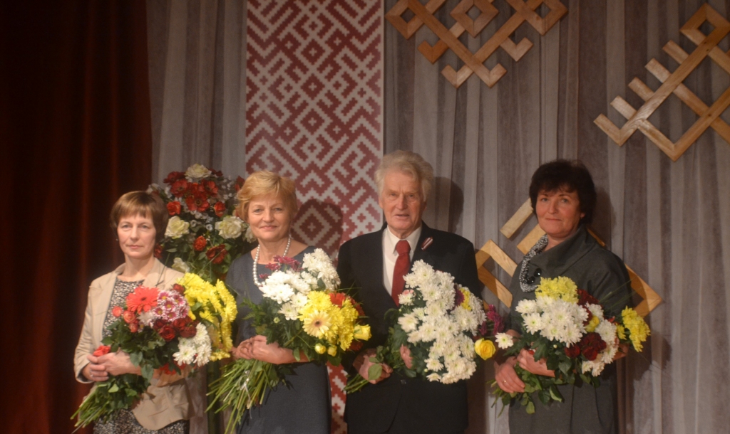 Sudraba poga ir Lejasciema pagasta Pateicības balva, kas tiek pasniegta tikai par īpašiem nopelniem. Šogad sudraba pogu saņēma (no labās) Valda Šķendere, Gunārs Lapkašs, Ingrīda Vanaga un Mārīte Poda.
Autors: no Lejasciema pagasta arhīva