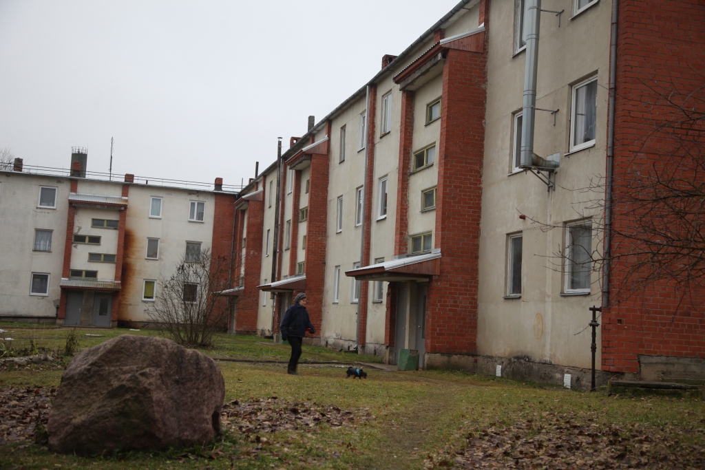 Stradu pagastā Stāķu 18.mājas dzīvokļu īpašnieki ir vienojušies par ēkas siltināšanu, cerot ievērojami samazināt maksu par apkuri.
Autors: Gatis Bogdanovs