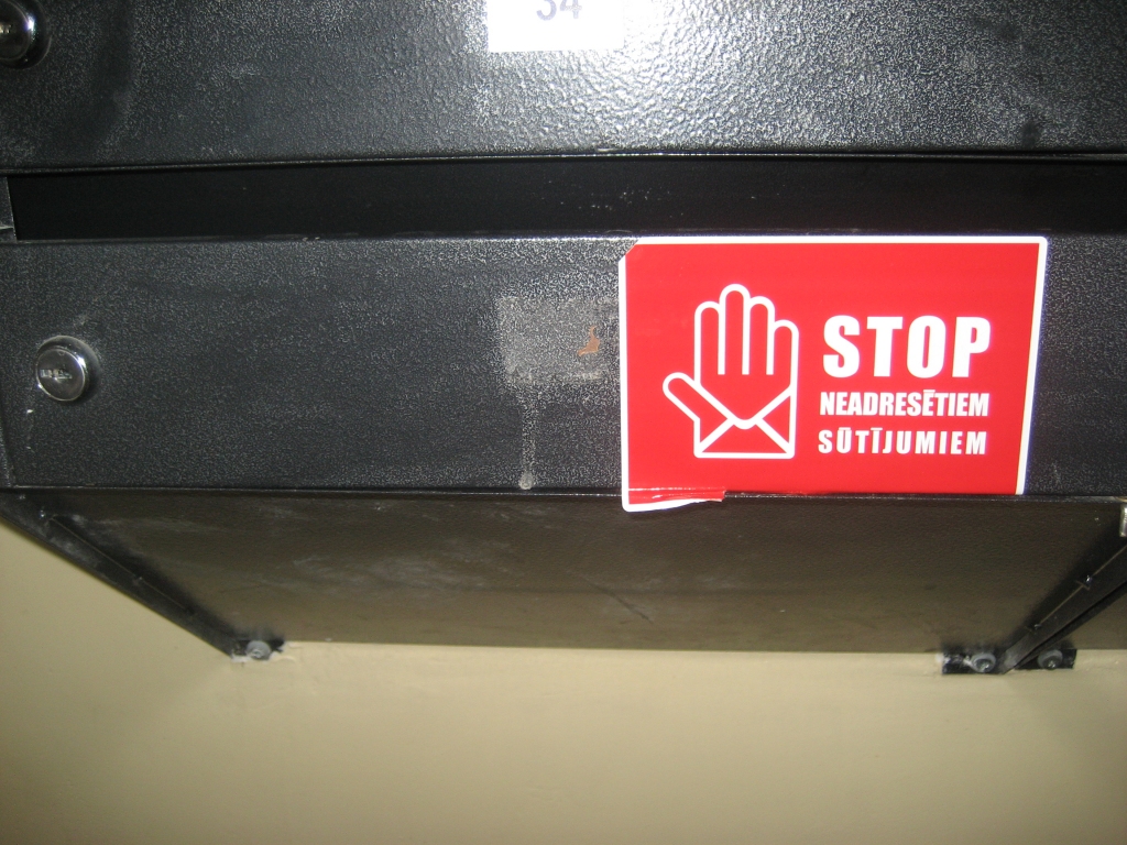 Uzlīme uz pastkastes, kuru tur izvietojis īpašnieks, skaidri norāda nevēlēšanos saņemt lieku makulatūru. Tas būtu jārespektē.	
Autors: Diāna Odumiņa