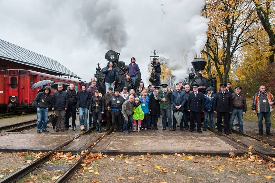 Svētku dalībnieku kopbilde, Ferdinands un Bucovina fonā.
