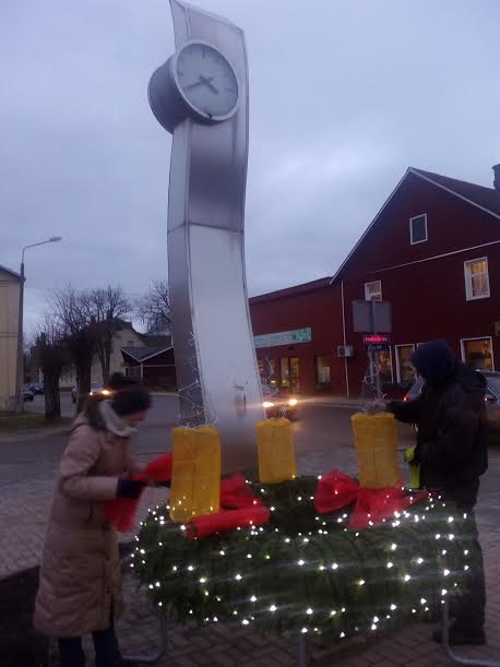 Gulbenes laukumā pie pulksteņa svētdien adventes vainagā iedegsies pirmā simboliskā svece. Piektdien vainagu vēl apčubināja dizainere Laima Šmite-Ūdre un viņas palīgs.
Autors: Diāna Odumiņa