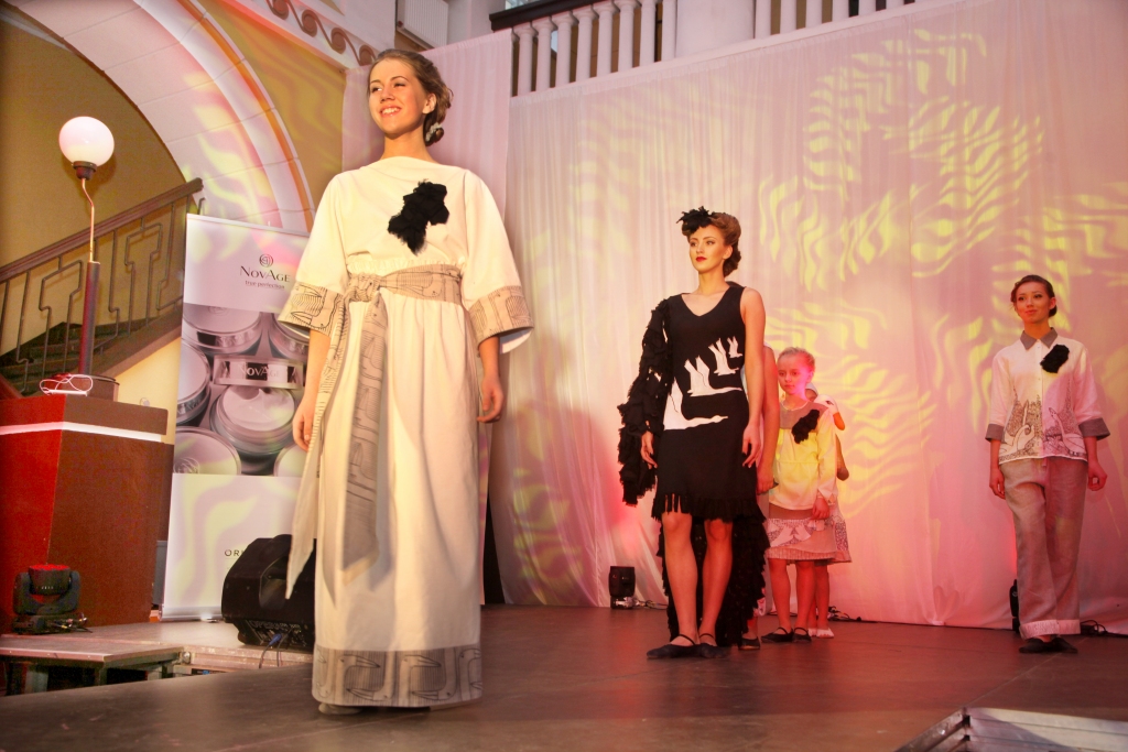 Vecā labā gulbeniešu kolekcija par gulbja tēmu ļāva studijai “Varavīksne” uzvarēt arī šoreiz. Tērpi - pēc bērnu zīmējumiem,               šuva - Evita Zālīte.  
Autors: Gatis Bogdanovs