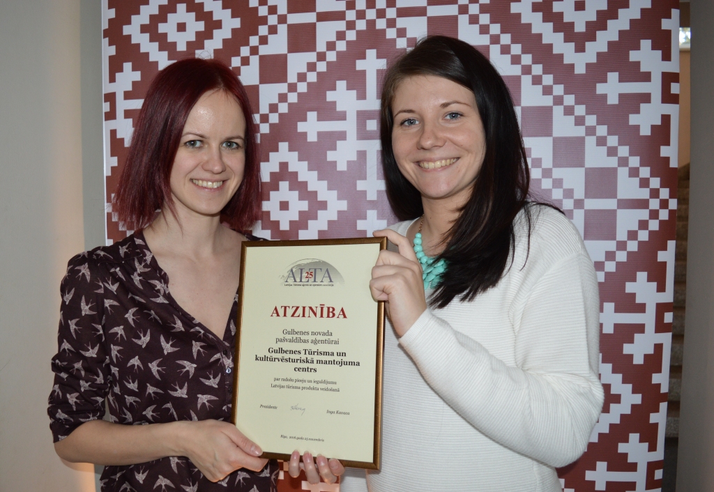 Pašvaldības aģentūra “Gulbenes tūrisma un kultūrvēsturiskā mantojuma centrs” saņēma Latvijas Tūrisma aģentu un operatoru asociācijas Atzinības rakstu par radošu pieeju un ieguldījumu Latvijas tūrisma produktu veidošanā. Tas ir arī tūrisma organizatoru Džeinas Apsītes (no kreisās) un Martas Vikas nopelns.
Autors: Evita Brokāne