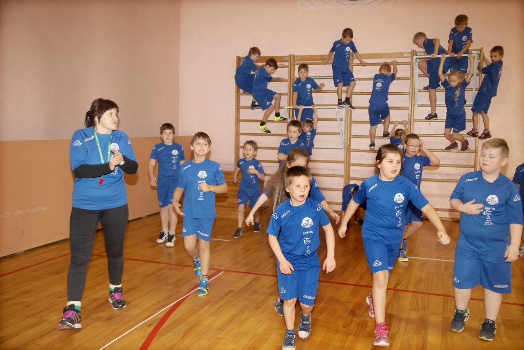 Stāķu pamatskola ir trešā izglītības iestāde, kas iesaistījusies projektā “Sporto visa klase”.  Skolas 2. un 3. klases skolēni atzīst, ka viņiem ļoti patīk sportot, tikai žēl, ka sporta nodarbībām atvēlētā stunda beidzas pārāk ātri. Ar skolēniem strādā Stāķu pamatskolas sporta skolotāja Aina Rubene.
Autors: Gatis Bogdanovs