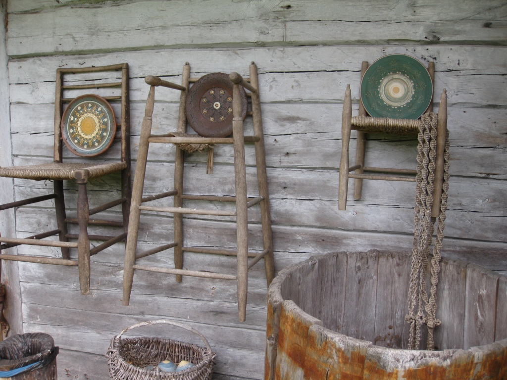 Krēslinieku sētas muzejā ir apmēram astoņu veidu krēsli, bet kopskaitā - apmēram 20. 
Autors: Pārsla Konrāde