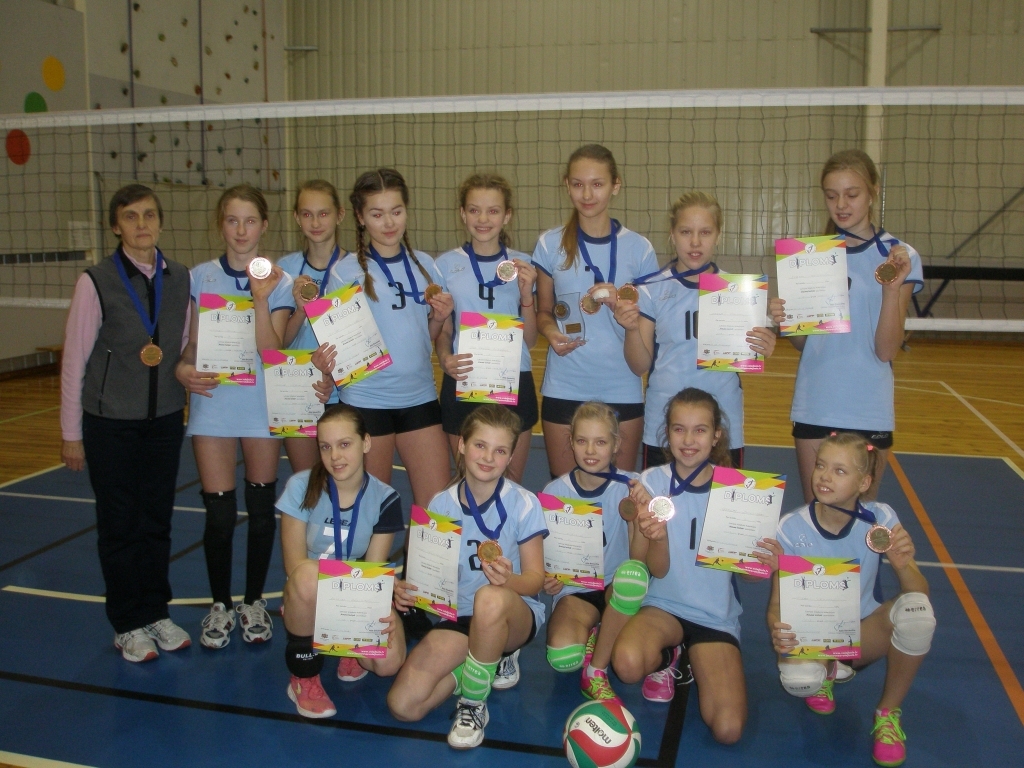 Gulbenes NBJSS U-13 grupas meitenes ir gandarītas par izcīnītajām bronzas medaļām Latvijas Volejbola federācijas kausa izcīņā, jo spēles bija spraigas un iznākumi - neprognozējami. 
Autors: no personiskā arhīva