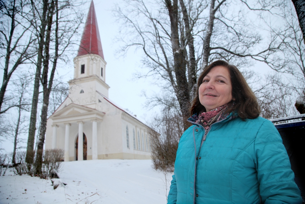 Ziemassvētku gaidīšanas laiks ir mīlestības un piedošanas laiks. Katram no mums ir kāds, ko mīlam, un kāds, kam vajadzētu piedot to, kas vēl gruzd dvēselē. Tā ir brīnišķīga sajūta, kādu dod tikai mīlestība, un atvieglojums, kādu dod tikai piedošana, jo tā ir vienlīdz vajadzīga gan pāridarītājam, gan tam, kas piedod. Smagam pārbaudījumu laikam Sarmīte Krišāne tomēr spējusi tikt pāri ar ticības spēku. Kopš pavasara viņa ir Tirzas evaņģēliski luteriskās draudzes priekšniece, desmit gadus viņa ir draudzes locekle, bet ticība Dievam Sarmītē ir dzīvojusi jau kopš mazotnes. ”Savā ziņā draudze ir tāda pati cilvēku interešu kopa kā jebkura. Tomēr tai ir pavisam cits mērķis – ticība. Ja netic Dievam, tad nav vēlmes iesaistīties draudzē un apmeklēt dievkalpojumus. Tiesa, katram var gadīties šaubu brīži. Arī man tādi ir bijuši,” saka Sarmīte.
Autors: Gatis Bogdanovs