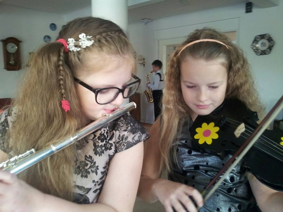 Annija Iļjenko (no kreisās), Estere Ilga Tuča un Edžus Bleikšs (fonā) gatavojas koncertam. 
Autors: no personiskā arhīva