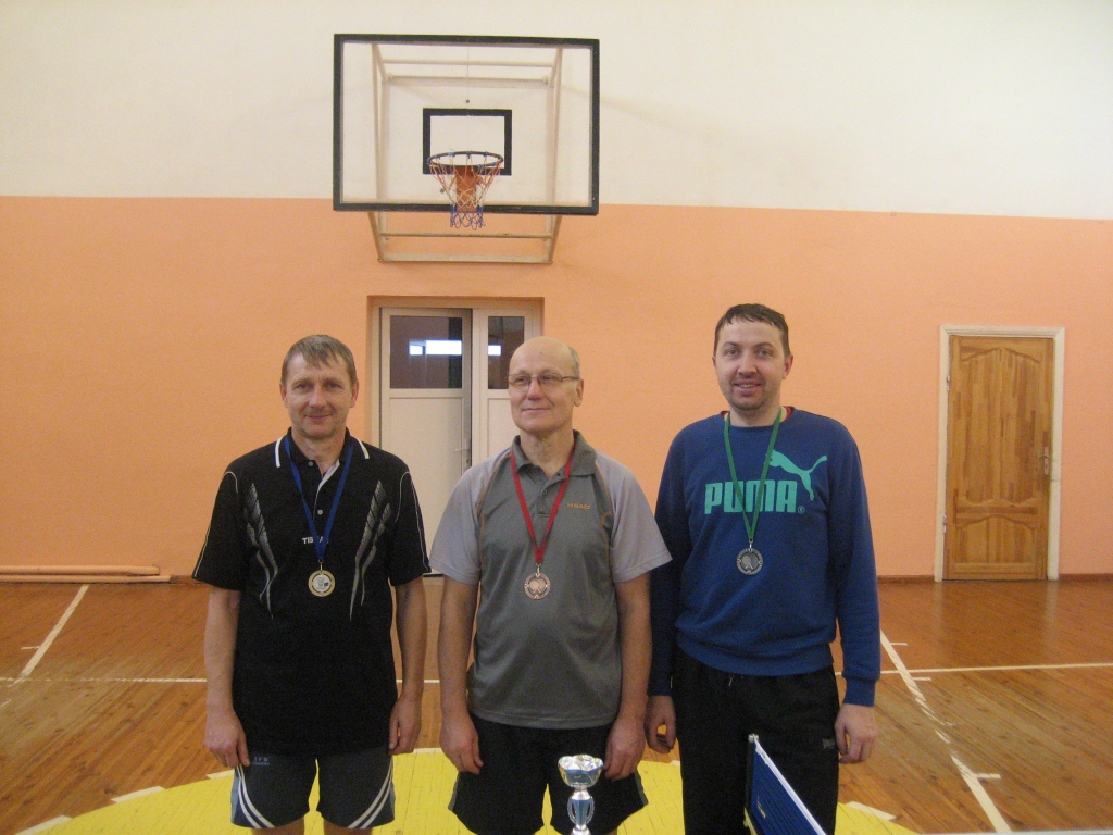 Lieliskais spēcīgāko galda tenisistu trijnieks: 4.decembrī kārtējās sacensībās Staros vislabākos rezultātus uzrādīja gulbenietis Aigars Žvīgurs (no kreisās), valmierietis Guntis Lezdiņš un alūksnietis Aivars Dulbergs. 
Autors: Jāzeps Odumiņš