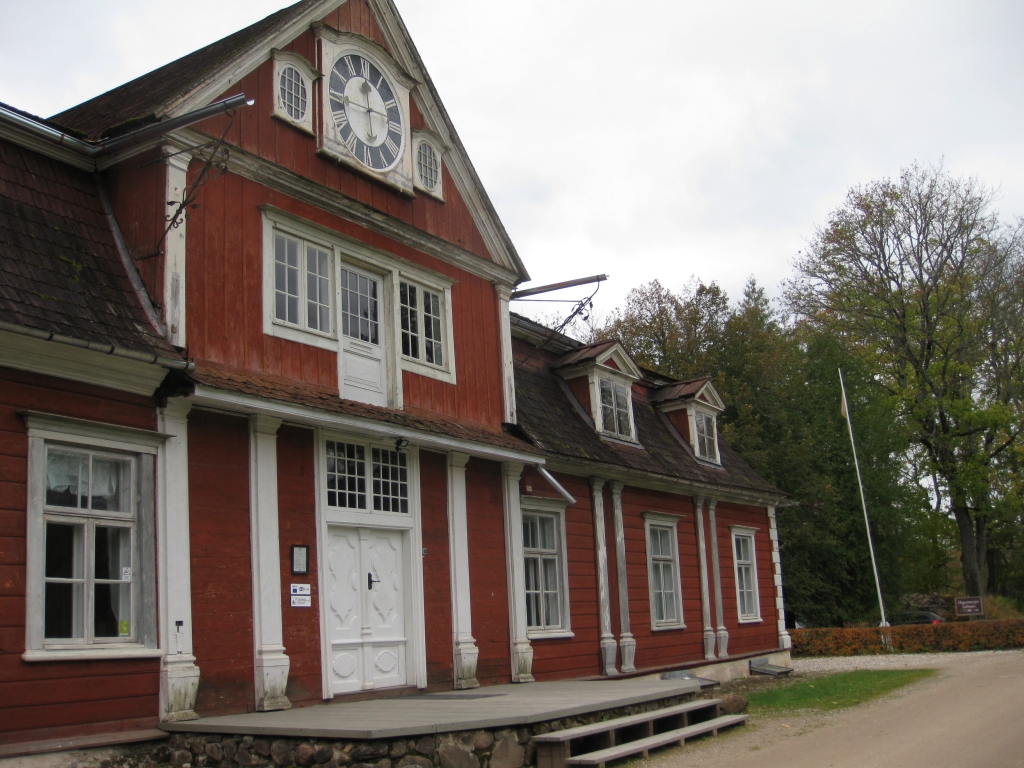 Ungurmuiža ir baroka laika būvniecības koka šedevrs. No ārpuses necilā ēka iekšā pārsteidz. Tajā tāpat kā Rundāles pilī ir anfilāde - telpas savā starpā savienotas ar durvīm, kas atrodas taisnā līnijā cita aiz citas un pa kurām var iziet cauri visām telpām. Muižā visas sienas ir bijušas apgleznotas. Savukārt pūķi bijuši tālaika modes lieta, tāpēc muižā tie ir pie visām notekcaurulēm.  
Autors: Pārsla Konrāde