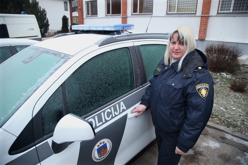 Valsts policijas Gulbenes iecirkņa vecākā inspektore majore Ilvita Līduma koordinē iecirkņu inspektoru darbu, pārbauda lietas un pieņemtos lēmumus. 		
Autors:  Gatis Bogdanovs