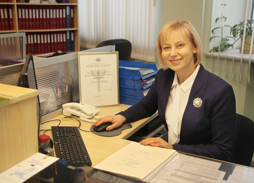 “Par šo apbalvojumu pateicos maniem kolēģiem un arī visiem klientiem!” saka Valsts sociālās apdrošināšanas aģentūras Madonas reģionālās nodaļas Gulbenes klientu centra inspektore Līga Upīte. 	
Autors: Gatis Bogdanovs