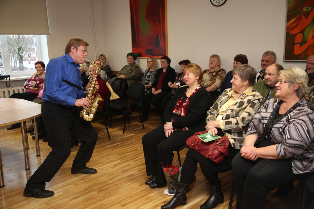 Muzikālu sveicienu Zaļā tirdziņa dalībniekiem bija sarūpējis mūziķis Arnis Graps.    
Autors: Gatis Bogdanovs