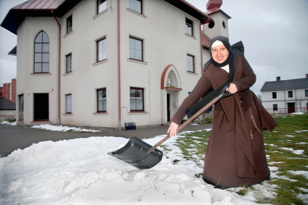 Māsu Margitu Gulbenē nevar nepamanīt. Viņa ir aktīva un atraktīva, sēžas pie mašīnas stūres un brauc uz Rīgu vai Jelgavu pie tur mītošajām Bērniņa Jēzus māsām karmelītēm vai mūķenes tērpā slēpo parkā.  Interesanti, ka cilvēki māsas uztver dažādi. “Daži jautā, vai mums ir mati un vai mēs guļam, bet ir tādi ticīgi cilvēki, kas mūsu priekšā metas ceļos. Skaidrs, ka mēs esam tikai cilvēki un tiekam galā arī ar pavisam ikdienišķiem darbiem, arī ar sniega tīrīšanu.” Margitai ir 45 gadi, pusi no tiem viņa kalpo Dievam. 
Autors: Gatis Bogdanovs 