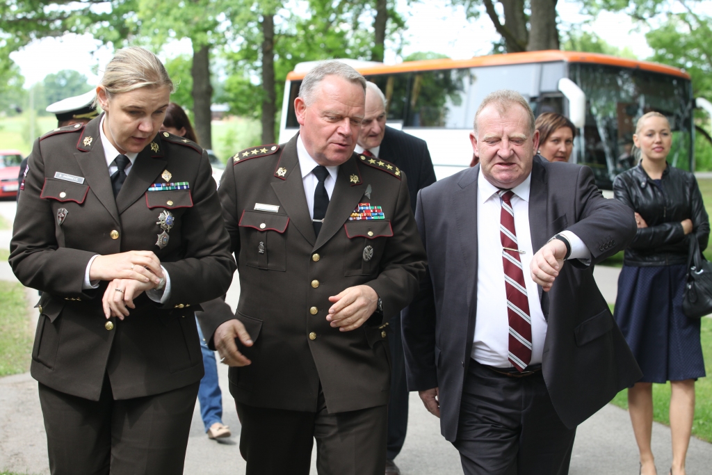 Kāpēc nākamā gada sākumā NBS komandieris Raimonds Graube oficiāli atstās amatu? Tāpēc, ka jau šā gada jūnijā daži (tostarp mūsu novada domes priekšsēdētājs Andris Apinītis) viņam lika noprast, ka daudz laika vairs nav palicis - Jaungads tuvojas, un tad notiek visādi brīnumi.
Autors: Gatis Bogdanovs