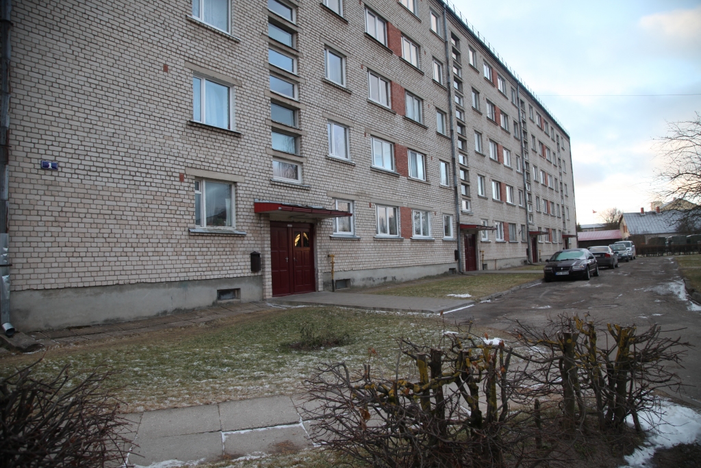 Aktīvi seniori, kuri cenšas pārliecināt jauniešus. Gulbenē, Skolas ielā 1, tieši vecākā gadagājuma iedzīvotāji ir tie, kuri vēlas mājas renovāciju vai vismaz jumta nomaiņu. 8.decembrī tika sasaukta kārtējā kopsapulce. Vienojās atkal vākt dzīvokļu īpašnieku parakstus. Tagad – par jaunu jumtu.
Autors: Gatis Bogdanovs