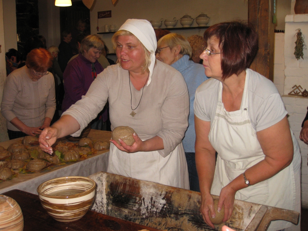 Jo labāk tiek samīcīta mīkla, jo maize ir garšīgāka. “Mīcot jājūt, vai mīkla ir pietiekami stingra un vai nevajag piebērt miltus. Jāmīca tik ilgi, kamēr divi sviedri uz muguras nomainās, stenderes ķēķī nosvīdušas. Mīkla ir gatava, kad vairs nelīp pie rokām, mīkla bezd un saimniecei pirdiens nāk. Nīkuļi to izdarīt nevar. Ne velti saka, ka latvieši ir stipri ļaudis, jo ēd stipru maizi,” saka “Donu” saimniece Ilze Briede (no kreisās). 
Autors: Pārsla Konrāde