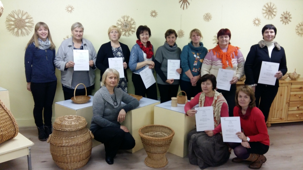 Apmierinātas un laimīgas ar paveikto ir visas četrpadsmit kursu “Klūgu sloksnīšu pinumi un vijumi” dalībnieces. 
Autors: no personiskā arhīva