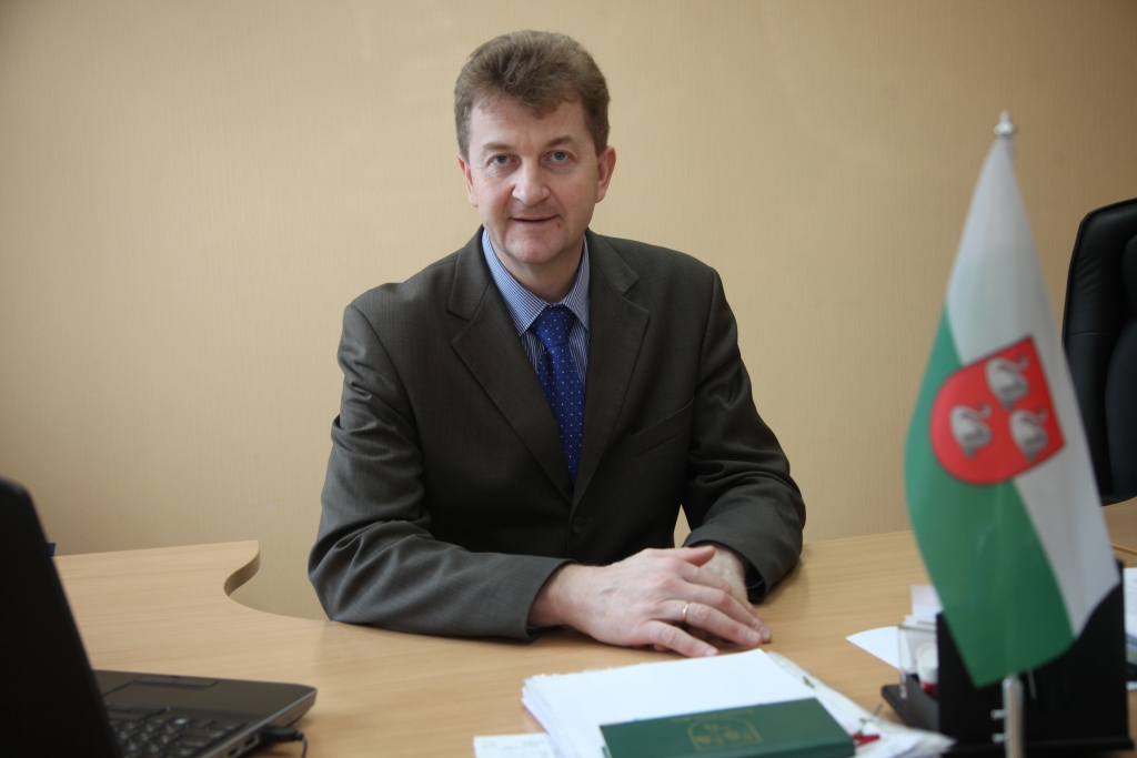 Uzklausīt, diskutēt, nezaudējot savstarpējo cieņu, paust savu viedokli, taču neuzspiest to - tas raksturo Andi Caunīti kā vietējo politiķi, kā pašvaldības vadības pārstāvi un kā partijas “Vienotība” Gulbenes nodaļas vadītāju. 	
Autors: Gatis Bogdanovs