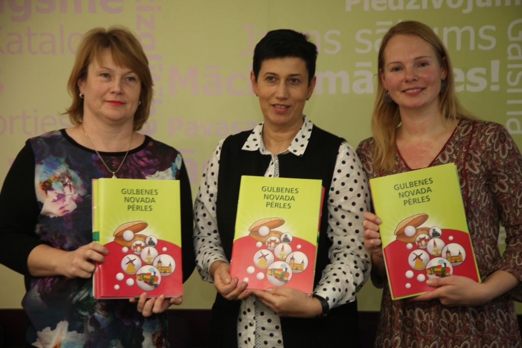 Izzinoša un ļoti noderīga dāvana - krāsojamā grāmata jaunāko klašu un pirmsskolas vecuma bērniem.  Izdevuma zīmējumus veidojusi Gulbenes novada bibliotēkas novadpētniecības darbiniece Inga Caunīte (no kreisās), bet par tekstuālo saturu gādājusi novadpētniecības lasītavas vadītāja Sanita Jurkāne (no labās). Pirms diviem gadiem radušos ieceri par šādas grāmatas izveidi un izdošanu atbalstījusi arī Gulbenes novada bibliotēkas direktore Antra Sprudzāne. 	
Autors: Gatis Bogdanovs