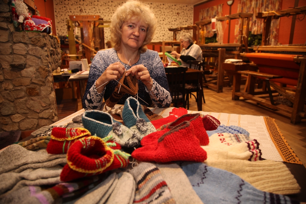 Daukstu pagasta amatu mājā “Rožceliņš” savus valkātājus gaida 21 zeķu pāris. Amatu mājas vadītāja Aija Auzāne apliecina, ka rokdarbnieces ir gatavas arī turpmāk iesaistīties līdzīgā labdarības akcijā. 
Autors: Gatis Bogdanovs 