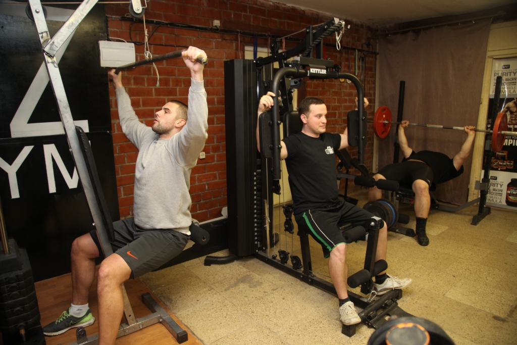 Ozolkalnā vietējie puiši izveidojuši paši savu trenažieru zāli, kur trenējas apmēram 20 sporta cienītāji. Ir izveidota svaru zāle, cīņas zāle un trenažieru zāle. Ar telpām viņi ir apmierināti, jo tās izveidotas un iekārtotas saviem spēkiem. Savukārt ar inventāru palīdz gan biedrība “Gulbenes K.S.P.”, gan pagasta pārvalde, daļu svaru noziedojuši vietējie iedzīvotāji.		
Autors: Gatis Bogdanovs
