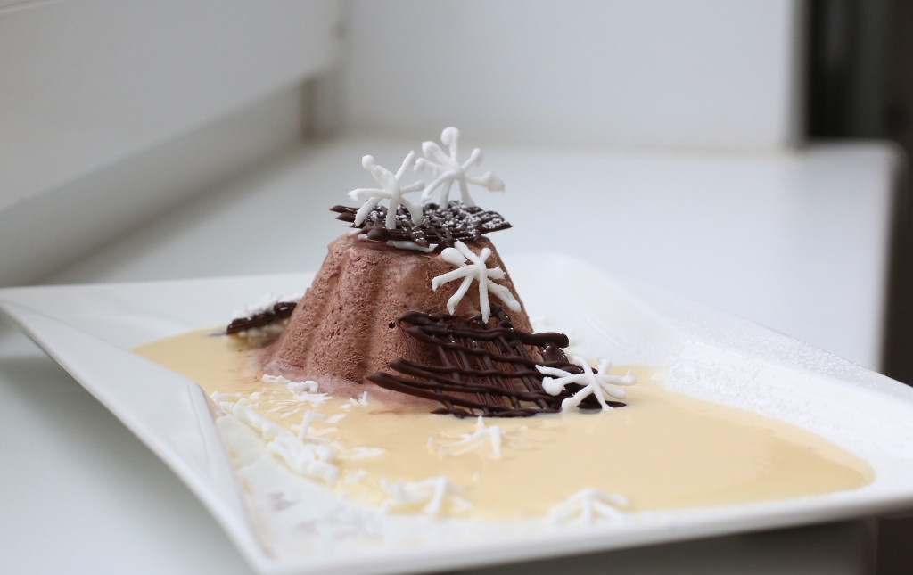 Semifreddo ir klasisks itāļu deserts, kas tulkojumā no itāļu valodas nozīmē - pussaldēts. Izvēloties šo desertu, piemērotākais dzēriens būtu kafija ar vaniļu vai viegls karstās šokolādes dzēriens. Svarīgi, lai dzēriens nenomāc ēdiena garšu, bet viens otru papildina.  
Autors: Santa Sinka