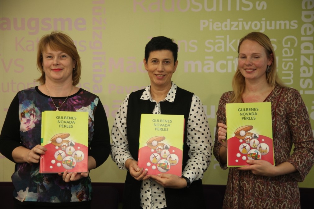 Izzinoša un ļoti noderīga dāvana - krāsojamā grāmata jaunāko klašu un pirmsskolas vecuma bērniem.  Izdevuma zīmējumus veidojusi Gulbenes novada bibliotēkas novadpētniecības darbiniece Inga Caunīte (no kreisās), bet par tekstuālo saturu gādājusi novadpētniecības lasītavas vadītāja Sanita Jurkāne (no labās). Pirms diviem gadiem radušos ieceri par šādas grāmatas izveidi un izdošanu atbalstījusi arī Gulbenes novada bibliotēkas direktore Antra Sprudzāne. 	
Autors: Gatis Bogdanovs