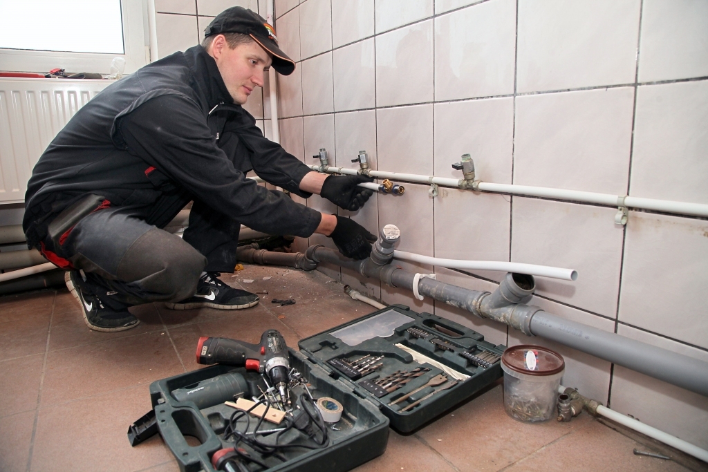 Ir liela interese par brīvajām vietām jaunveidojamajā sociālās aprūpes mājā “Dzērves” Daukstu pagastā. Būs ne tikai vietējie klienti, bet, iespējams, pat rīdzinieki. Pagaidām gan ēkā vēl notiek remonts. 
Autors: Gatis Bogdanovs