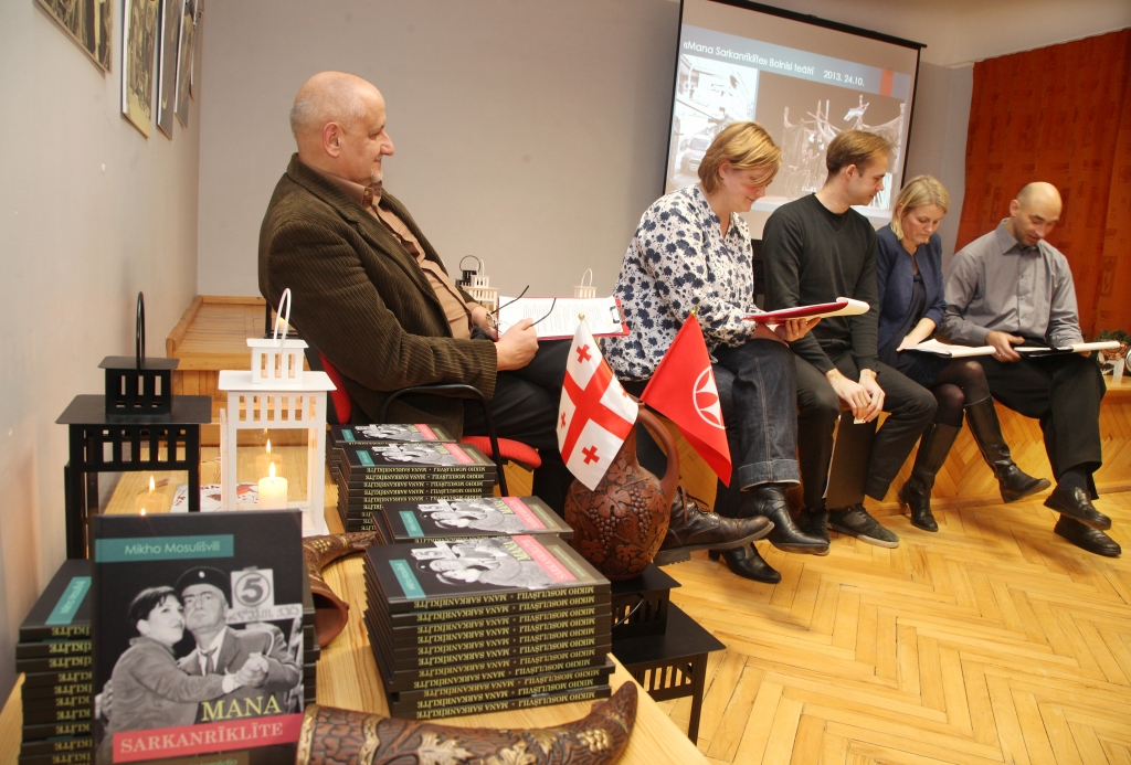 Ar lugas fragmentiem grāmatas “Mana Sarkanrīklīte” atvēršanas pasākuma dalībniekus iepazīstināja Gulbenes Tautas teātra aktieri. 	
Autors:  Gatis Bogdanovs