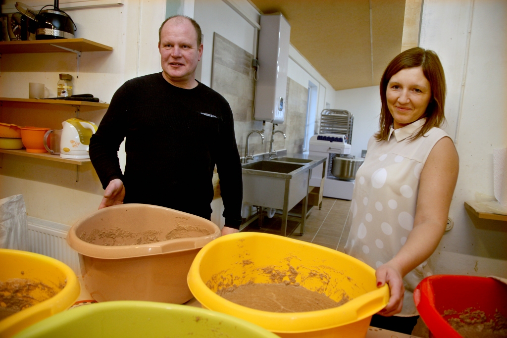  “Maizei ir labi jānorūgst. To nevar iejaukt, samīcīt un uzreiz cept, jo tad nebūs vēlamās kvalitātes,” uzskata “Ozolu” maizes cepēji Ingūna un Ainārs Ozoli. Pa atvērtajām durvīm redzama jaunā ceptuves telpa. 
Autors:  Gatis Bogdanovs