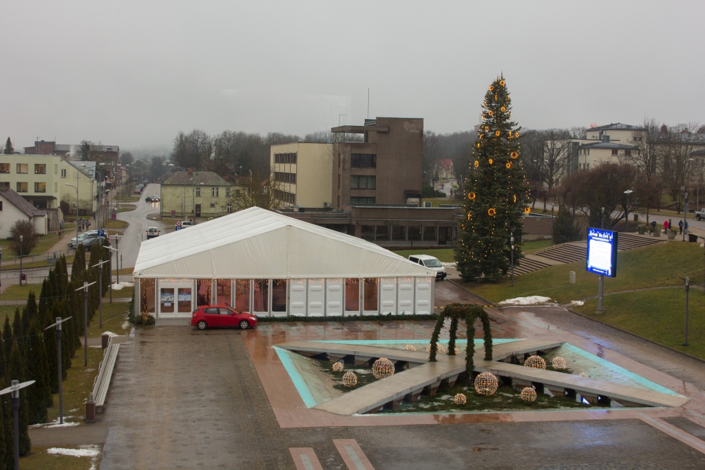 Kārdinoša karstvīna smarža, greznas piparkūkas, vietējo ražotāju gardumi un amatnieku darinājumi  Ziemassvētku mūzika, iespēja dziedāt līdzi, iepirkties un vērot koncertus – tas viss šonedēļ ir iespējams Madonā, katru dienu iegriežoties Ziemassvētku tirdziņā.  
Autors: Dāvis Veckalniņš