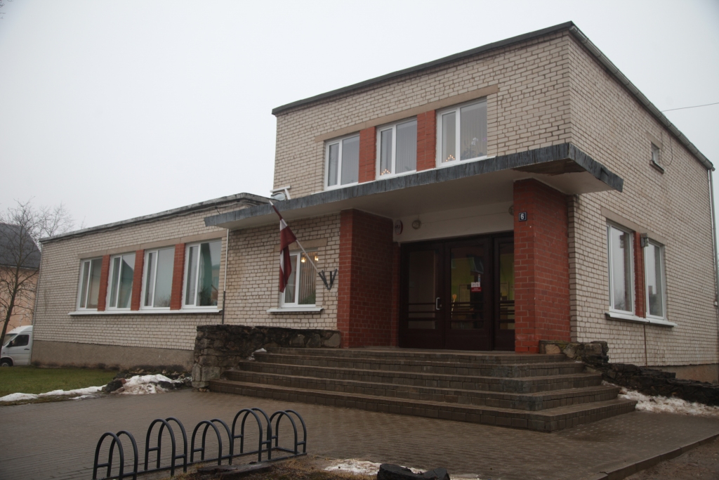 Neviens nav vainīgs, kamēr to nav atzinusi tiesa. Tā ir visiem zināma patiesība. Sabiedrība gaida, lai ikviens noziegums tiktu atšķetināts, lai vainīgie būtu noskaidroti un sodīti. Tomēr prakse liecina - reizēm ir iespējams arī kļūdīties un sodu var saņemt pat nevainīgs cilvēks. Tieši tāpēc Latvijā ir atcelts nāves sods. 
Autors: no “Dzirksteles” arhīva