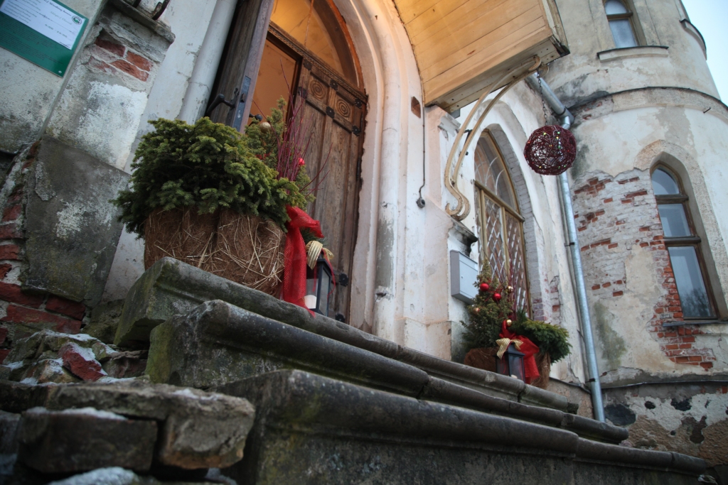 Vēl brīdis un Stāmerienas pils senās oriģinālās kāpnes izgaismos sveču ugunis, izzīmējot gaismas ceļu.
Autors: Gatis Bogdanovs