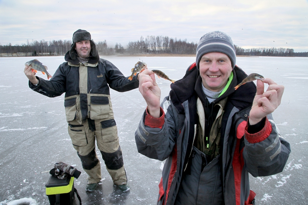 Lomi mēdz būt dažādi, bet prieks ir par visiem. No kreisās: Vairis Āboliņš un Dzintars Salmiņš. 
Autors: Gatis Bogdanovs