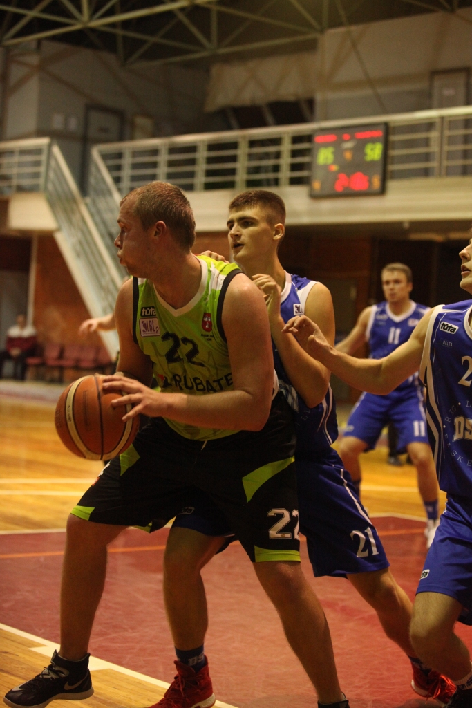 Gulbenieši prata iepriecināt savus līdzjutējus, atspēlēties no lieliem mīnusiem un ar precīzu Normunda Lišika (nr. 22) metienu izraut uzvaru pēdējā sekundē.	
Autors: no “Dzirksteles” arhīva